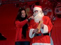 Santa Claus stellt sein neues goldenes Weihnachtsbuch vor