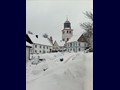 Die Jesus-Christus-Kirche und die Häuser von Meinerzhagen im winterlichen Anblick