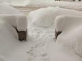 Meterhohe Schneehauben eines Wohnhauseinganges